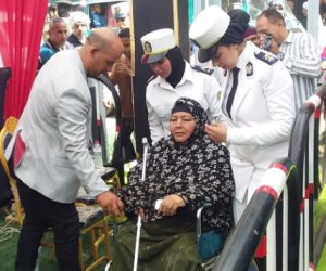 أمن القليوبية يساعد كبار السن وذوى الهمم للإدلاء بأصواتهم فى انتخابات الشيوخ