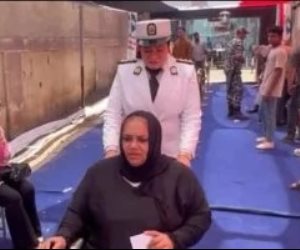 فى حدائق القبة .. الشرطة النسائية تساعد قعيدة على الوصول إلى لجنتها الانتخابية
