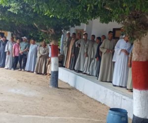 زفة بالطبل البلدي للناخبين بلجان الهرم فى الساعات الأخير من أول أيام التصويت.. فيديو