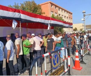 توافد المواطنين على لجان انتخابات الشيوخ فى مدينة الغردقة.. صور