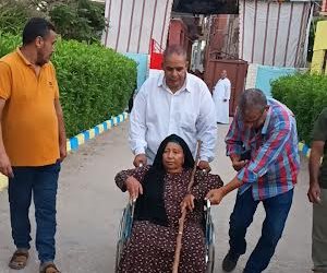قعيدة تدلى بصوتها فى القنطرة غرب: "لو على فراش الموت سأحضر من أجل البلد"