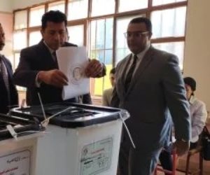 وزير الشباب والرياضة يدلى بصوته فى انتخابات الشيوخ بمدينة الشروق.. صور