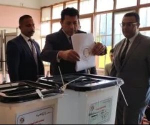 صور.. وزير الشباب والرياضة يدلي بصوته فى انتخابات مجلس الشيوخ بمدينة الشروق