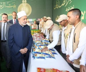 الإمام الأكبر يتفقَّد تجهيزات القافلة الإغاثية التي يطلقها بيت الزكاة والصدقات إلى قطاع غزة.. ويؤكِّد: الأزهر مستمر بكل ما يملك في دعم القضية الفلسطينية
