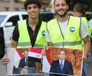 الناخبون يرفعون صور الرئيس السيسى خلال التصويت بانتخابات مجلس الشيوخ 2025