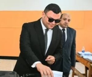 وزير الإسكان يدلي بصوته بانتخابات مجلس الشيوخ ويدعو المصريين للمشاركة الإيجابية