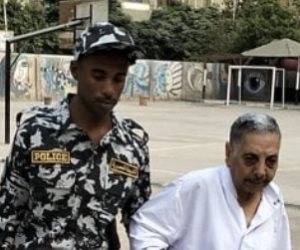 الشرطة تساعد كبار السن فى أول أيام انتخابات مجلس الشيوخ بالزيتون