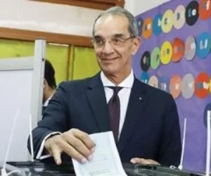 وزير الاتصالات يدلى بصوته بلجنة المدرسة اليابانية فى الشيخ زايد