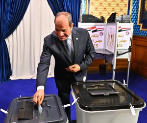 لحظة إدلاء الرئيس السيسي بصوته في انتخابات مجلس الشيوخ بمصر الجديدة (فيديو)