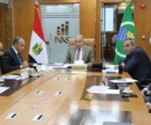 محافظ المنيا يتابع انطلاق التصويت فى انتخابات مجلس الشيوخ من مركز السيطرة بديوان عام المحافظة