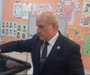 في مدينة 15 مايو .. رئيس هيئة النيابة الإدارية يدلى بصوته بانتخابات مجلس الشيوخ 