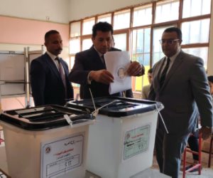 لجنة تصويت وزير الشباب والرياضة بمدينة الشروق.. الشباب يتصدرون وأشرف صبحي للمصريين: انزلوا عشان بلدكم
