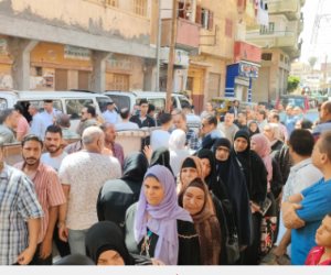تزاحم الناخبين بمجمع مدارس مدينة زفتى للتصويت بانتخابات الشيوخ.. صور