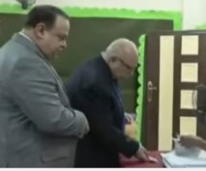 رئيس الوطنية للانتخابات يقف فى الطابور للتصويت بانتخابات الشيوخ بالعجوزة