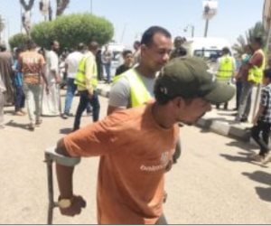 شاب يتحدى إصابة ساقه ويحضر إلى لجنة انتخابات الشيوخ بالأقصر مستندا على عكاز