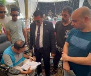 لفتة راقية.. قاضٍ يساعد شخص من ذوي الهمم على التصويت بالحوامدية.. صور