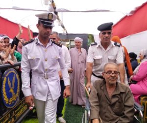 رجال أمن القليوبية يساعدون كبار السن وذوي الهمم للتصويت بانتخابات الشيوخ