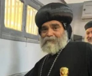 أسقف نجع حمادي يدلى بصوته فى انتخابات مجلس الشيوخ