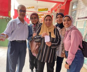 أب وزوجته وبناته يشاركون فى انتخابات مجلس الشيوخ بالتجمع الخامس 