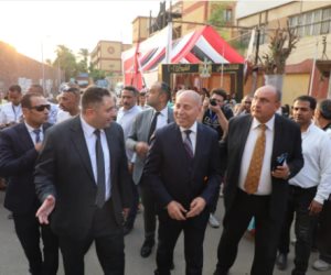 محافظ القاهرة يتفقد لجان روض الفرج للاطمئنان على سير العملية الانتخابية