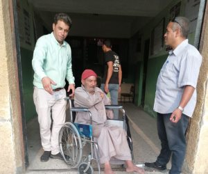 مسن يحرص على الإدلاء بصوته بانتخابات الشيوخ فى قليوب على كرسى متحرك