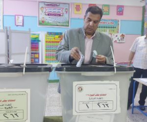 الكاتب الصحفي عبدالرازق توفيق يدلي بصوته في انتخابات مجلس الشيوخ بلجنة مدرسة مصطفي كامل بالهرم 