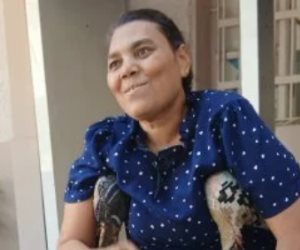 على عكازها.. سيدة تتحدى ظروفها الصحية وتدلي بصوتها داخل لجنة بقنا