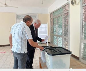 مستشار رئيس الجمهورية للتنمية المحلية يدلى بصوته فى انتخابات مجلس الشيوخ بالقاهرة الجديدة