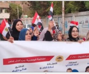 مسيرة بأعلام مصر لسيدات فى سوهاج لحث المواطنين على المشاركة بانتخابات الشيوخ
