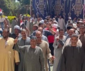 حاملين أعلام مصر.. إقبال بلجنة أبو مناع بحري في انتخابات الشيوخ بقنا