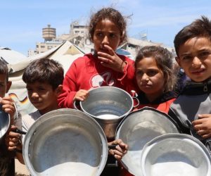  مشهد عبثى يؤكد تواطُؤ حكومة الاحتلال.. مساعدات إنسانية للفلسطينيين تحت أقدام أطفال إسرائليين (فيديو)