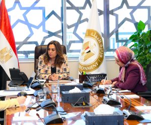 وزيرة التنمية المحلية والقائم بأعمال وزيرة البيئة تستعرض ملفًا حول المشروعات التي تنفذها وزارة البيئة من خلال مرفق البيئة العالمية