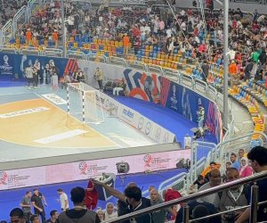 اللجنة المنظمة توزع قميص منتخب الناشئين على الجماهير في المدرجات قبل لقاء الدنمارك