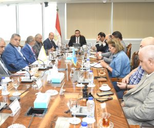 وزير الإسكان يعقد اجتماعا مع الشركات المنفذة لمشروع حدائق تلال الفسطاط