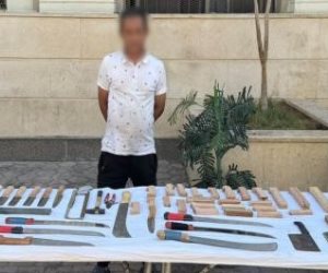 ضبط أحد الأشخاص بالقاهرة لقيامه بتصنيع الأسلحة البيضاء والإتجار بها دون ترخيص