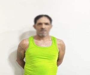 كشف ملابسات مقطع فيديو تم تداوله بمواقع التواصل يتضمن قيام أحد الأشخاص بالتعدى على آخر وأسرته بإستخدام مفك ورشقهم بالحجارة بالغربية وضبط مرتكب الواقعة