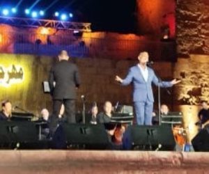 فاصل من أغانى الزمن الجميل فى الليلة الأولى من مهرجان القلعة