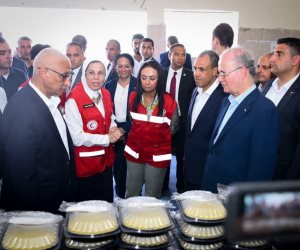 وزير الخارجية ورئيس الوزراء الفلسطيني يزوران مركز الإمداد الغذائي "المطبخ الإنساني" بالشيخ زويد (صور)