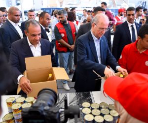 في المحطة الثالثة لزيارتهما للعريش ومعبر رفح… وزير الخارجية ورئيس الوزراء الفلسطيني يزوران المركز اللوجيستي الرئيسي لجميعة الهلال الأحمر المصري