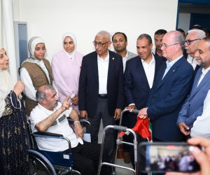 وزير الخارجية يرافق رئيس الوزراء الفلسطيني لزيارة الجرحى الفلسطينيين بمستشفى العريش العام