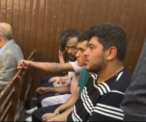 وسط حراسة مشددة .. وصول المتهمين في حادث مطاردة فتيات بطريق الواحات لمحكمة جنح أكتوبر