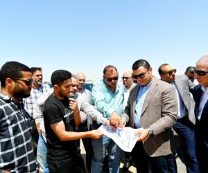وزير الإسكان يتفقد مشروعات تنفيذ شبكات المرافق بمنطقة جنيفة بمدينة الشروق