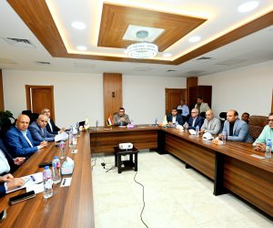 وزير الإسكان يتابع ملف تقنين الأراضي بمدينتي العبور الجديدة والشروق  