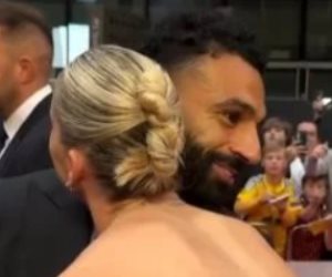 قبلة محمد صلاح وأليسيا ليست الأولى بين نجم ونجمة الدورى الإنجليزى.. فيديو