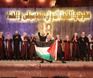 وسط تفاعل كبير من الجمهور.. علم فلسطين يرفرف فى سماء مهرجان محكى القلعة.. صور