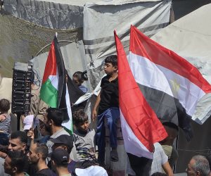 رافعين علم مصر.. تظاهرات فى غزة دعما للمقترح المصرى لوقف الحرب.. صور