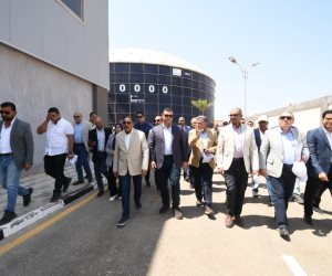 وزير الإسكان ومحافظ مطروح يتفقدان محطة تحلية مياه البحر "الرميلة 4"