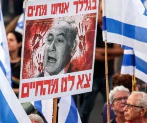 إسرائيليون من أمام إقامة رئيس وزراء الاحتلال: نتنياهو سيقتل الرهائن في غزة إسرائيليون من أمام إقامة رئيس وزراء الاحتلال: نتنياهو سيقتل الرهائن في غزة