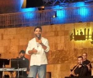 أحمد جمال يبدأ حفله فى مهرجان القلعة بأغنية حلوة الأجواء
