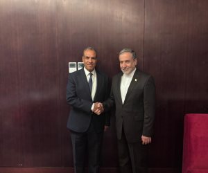 وزير الخارجية والهجرة يلتقي نظيره الإيراني 